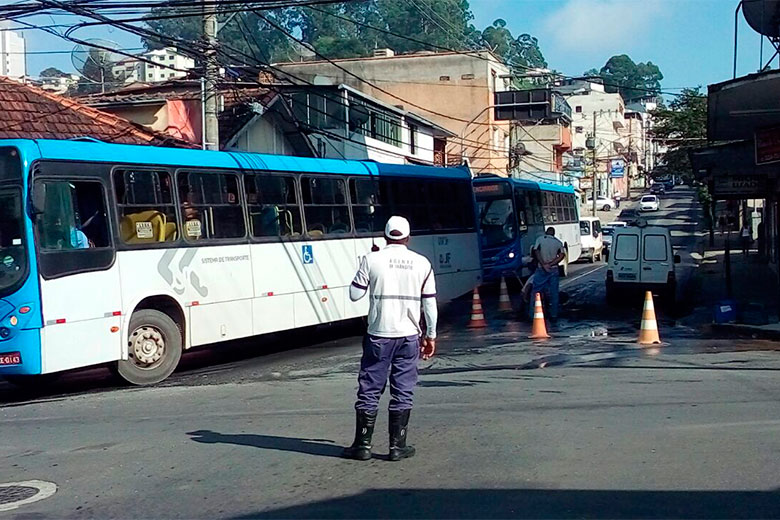 Buraco 'engole' roda de ônibus em Santa Luzia 2 buraco santa luzia 2 leo