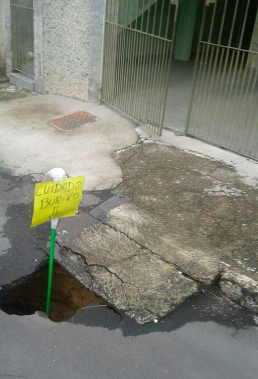 Buraco impede que moradores do São Judas Tadeu utilizem garagem 1 buraco sao Judas Tadeu