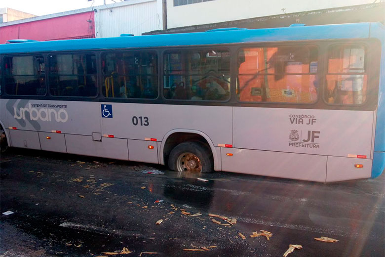 Buraco 'engole' roda de ônibus em Santa Luzia 1 buraco sl marcio santos