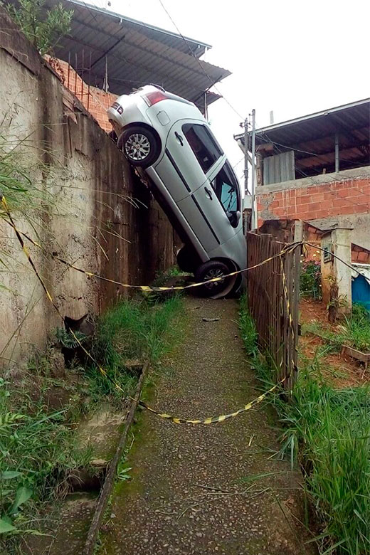 Carro fica dependurado em travessa no Santa Paula 1 carro dependurado post