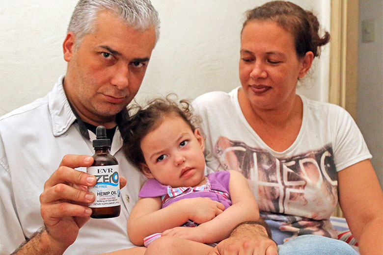 Pais se mobilizam para tratar filhos com diagnósticos raros 1 Ela chegou a ter 33 crises convulsivas em apenas duas horas. Por conta disso, começamos a procurar um medicamento que pudesse amenizar a situação e dar um pouco mais de conforto a ela", conta a mãe de Isabela, que hoje faz uso do canabidioll