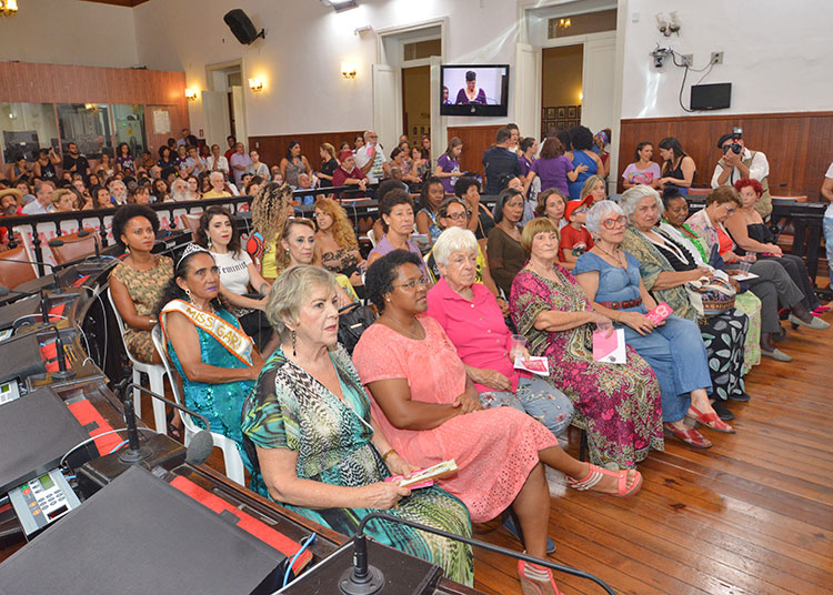 Medalha Rosa Cabinda homenageia 25 mulheres na Câmara Municipal 2 medalha rosa cabinda marcelo 4