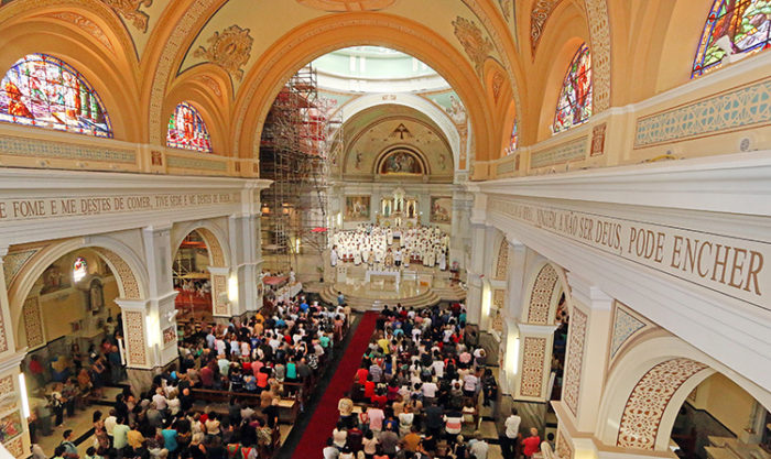 Fiéis lotam a Catedral para a celebração da Bênção dos Santos Óleos 1 missa leo 8