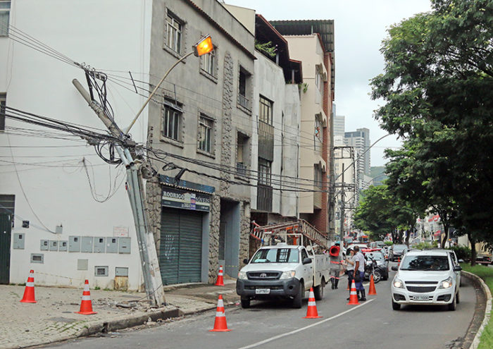Caminhão colide em poste na Avenida Itamar Franco 1 poste dentro leo