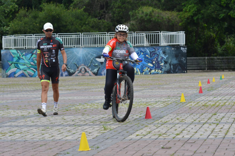 Repórter Bruno Kaehler aceita desafio e aprende a pedalar com ciclista e professor Toninho Toledo 1 toninho bike marcelo e1520099286420