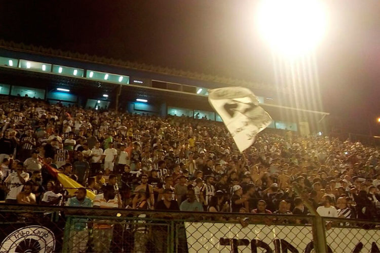 Com atraso na abertura dos portões, torcedores recebem Tupi com festa 1 tupi leo3 e1521679025618