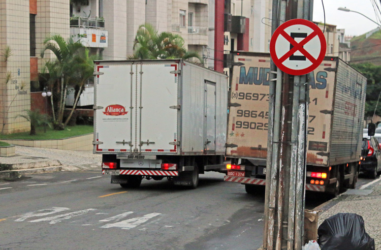 Moradora questiona placa de proibido estacionar no Cascatinha 1 vu ladeira alexandre leonel foto leonardo costa