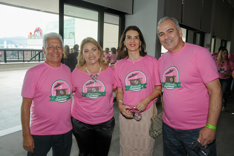 O artista Ricardo Barcellos presenteou com uma de suas telas a diretora do Grupo Solar, Suzana Neves 2 Dirceu e Alessanda Sampaio de Souza com Luciana e o deputado Júlio Delgado na movimentada feijoada em benefício da Ascomcer, no Gran Victory Foto: Andréa Ottoni