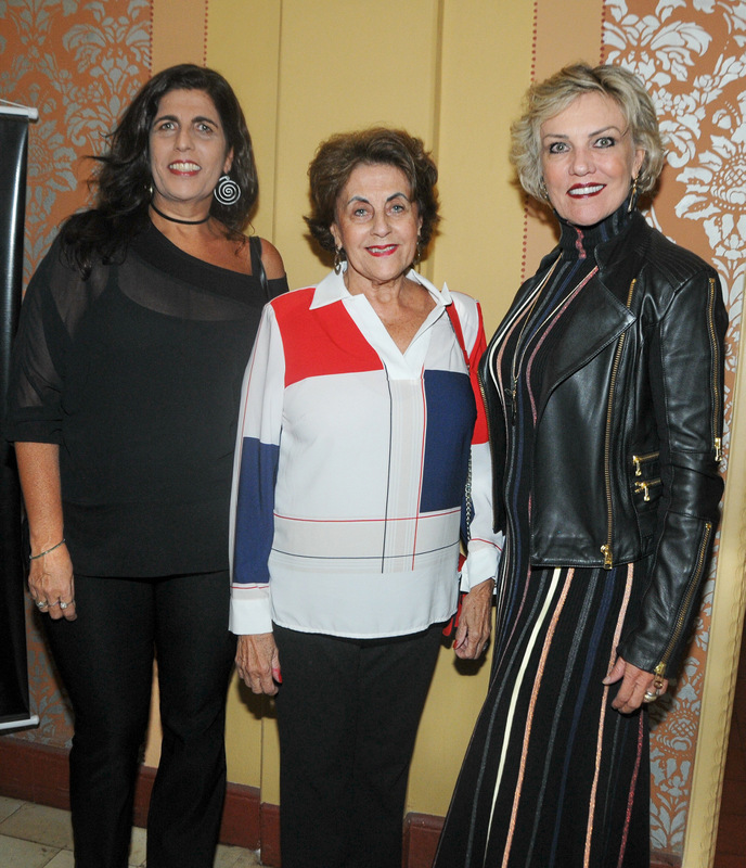 Cláudia Calixto Andrade e sua mãe Sória Calixto com Maria Helena Zacaron no show de Caetano Veloso, no Central 1 Cláudia Calixto Andrade e sua mãe Sória Calixto com Maria Helena Zacaron no show de Caetano Veloso, no Central Foto: Andréa Ottoni