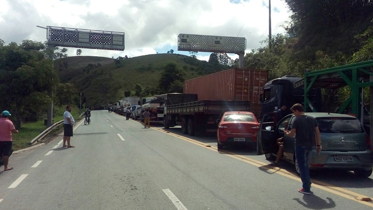 Carreta com carvão tomba e interdita BR-040 em Ewbank da Câmara 2 Acidente 040 Leo 3