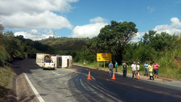 Carreta com carvão tomba e interdita BR-040 em Ewbank da Câmara 1 Acidente 040 Leo 5