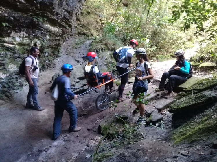 Pesquisadores testam cadeira de rodas adaptada para trilhas em Ibitipoca 1 Cadeira Ibiti André Costa 3