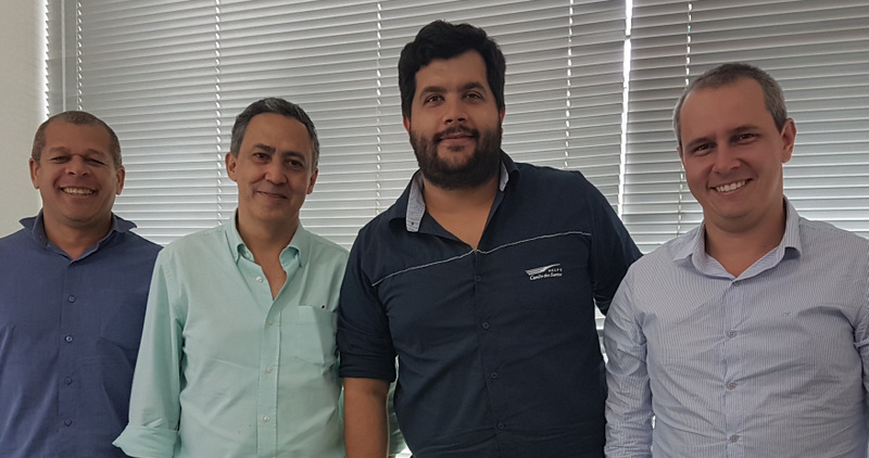 Cláudio Souza, Jaylson Santos e James Lamim ladeando o gerente do Rodoviário Camilo dos Santos, Thiago Evangelista 1 Cláudio Souza, Jaylson Santos e James Lamim ladeando o gerente do Rodoviário Camilo dos Santos, Thiago Evangelista