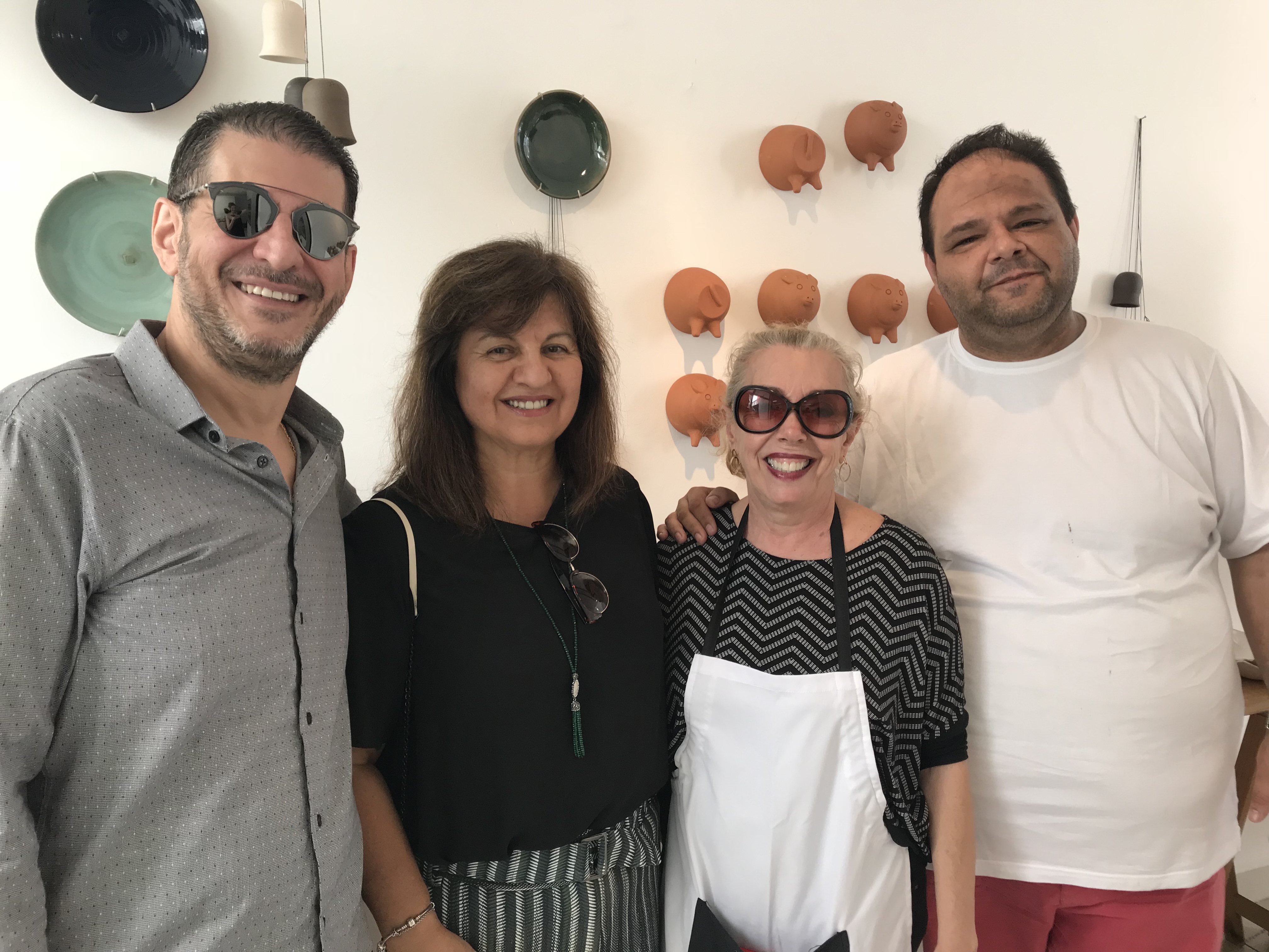 Celinho Vidal entre Patrícia Mansur e Myrliane Leão na festa que relembrou o Corazón, na Danke 2 Eduardo Brigolini, Nathércia Abrão e os artistas Kátia Lopes e Petrillo clicados na abertura da mostra de cerâmica Arte do Fogo, na Hiato.