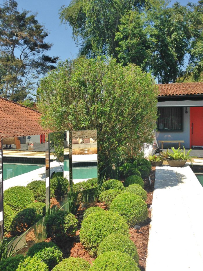 Uso de espelhos na área externa da casa. Projeto do escritório Aletheia Westermann Arquitetos, em Juiz de Fora Espelhos no decor 3 tratado