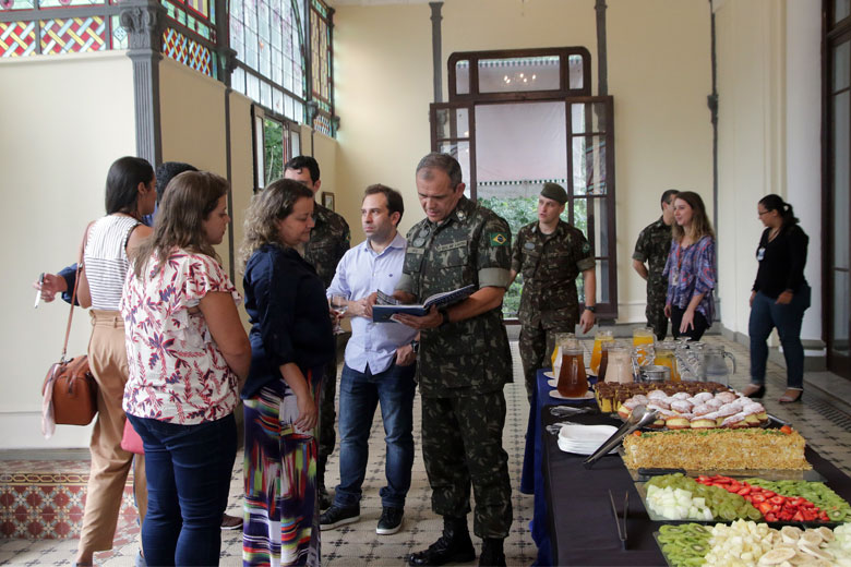 Comandante da 4ª Brigada de Infantaria Leve se reúne com a imprensa 1 Exército café