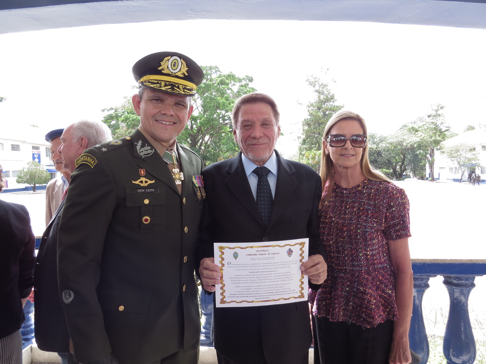 Laura Pedroso, Patrícia Alvim e Yasmin Marinho em noite de moda 2 O presidente da Santa Casa, Renato Villela Loures (com Flávia) recebeu o diploma de “Colaborador Emérito do Exército", do comandante da 4ª Brigada, general Carlos André Alcântara Leite
