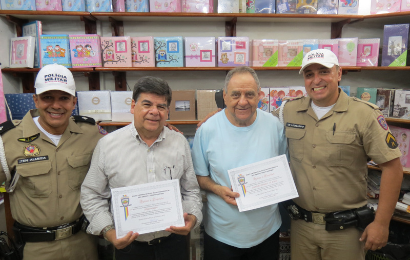 O tenente Almeida e o cabo Leonardo Perdigão ladeando CR e José Carlos Passos 1 O tenente Almeida e o cabo Leonardo Perdigão ladeando CR e José Carlos Passos, na entrega do Diploma de Cooperador, pela participação na blitz educativa da Operação Carnaval, realizada no posto do 1º Pelotão de Polícia Rodoviária da PM
