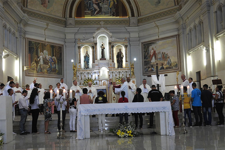 Páscoa: a alegria de vencer a morte 2 Missa de Páscoa 3