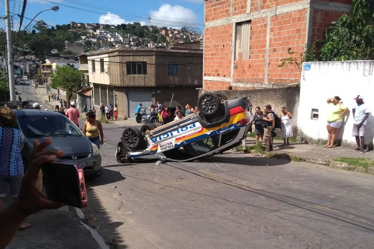 Viatura da PM capota em perseguição a moto no Santo Antônio 1 PM capota maykon de souza