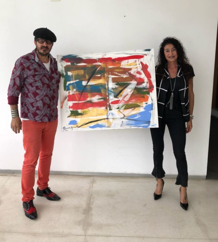 O artista Ricardo Barcellos presenteou com uma de suas telas a diretora do Grupo Solar, Suzana Neves 1 Em visita ontem no Grupo Solar, o artista Ricardo Barcellos presenteou com uma de suas telas a diretora , Suzana Neves