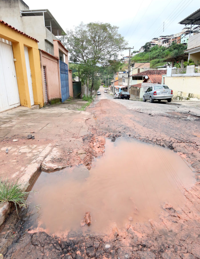 Buraco dificulta fluxo de veículos no Tiguera 1 VU Tiguera