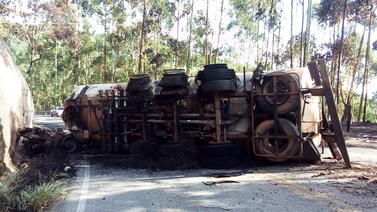 Trecho da MG-353 segue totalmente fechado e sem previsão para liberação 1 carreta 4 leo