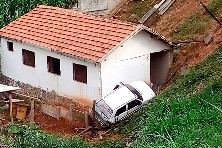 Veículo de uma empresa de festa desce barranco perto da Empav 1 carro2
