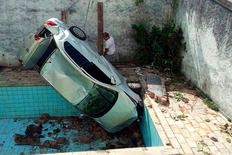 Dois funcionários trabalharam na retirada do veículo que caiu dentro de uma piscina (Foto: Leonardo Costa) Dois funcionários trabalharam na retirada do veículo que caiu dentro de uma piscina (Foto: Leonardo Costa)