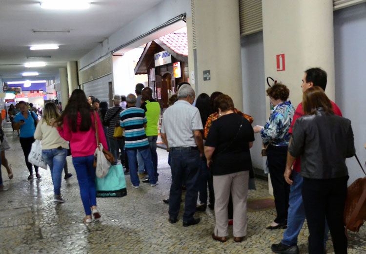Juiz-foranos formam fila em busca de vacina contra gripe 1 gripeolavo 1