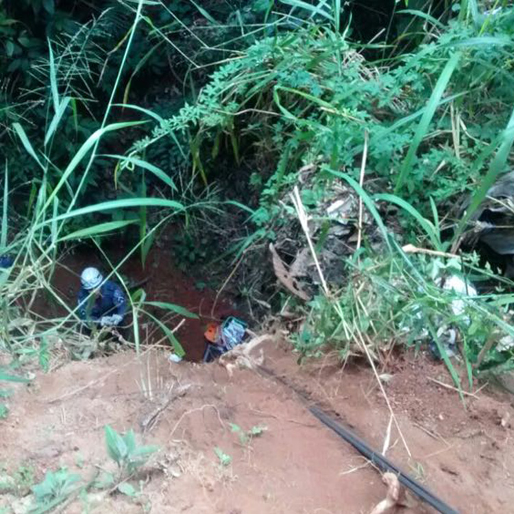 Jovem cai em barranco após sair de boate na Gentil Forn 1 jovem no buraco bomb 1
