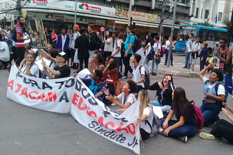 Professores e alunos da rede estadual fazem ato no Centro 2 manifetsacao educação 3
