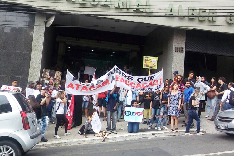 Professores e alunos da rede estadual fazem ato no Centro 1 manifetsacao educação 2
