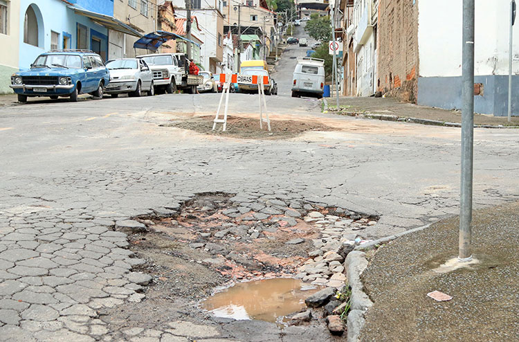 Erosão em cruzamento é perigo para motoristas no Costa Carvalho 1 vu costa carvalho leo