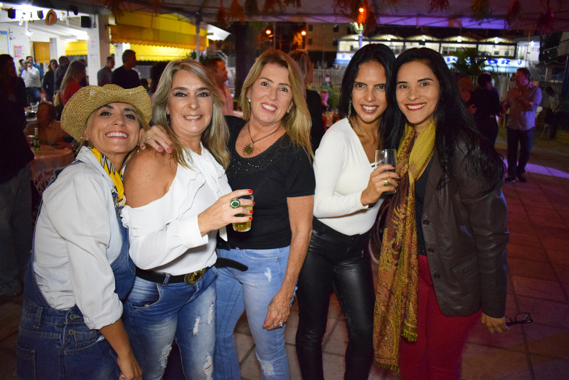 Primeiro 'happy' sertanejo do Clube Bom Pastor 1 DSC 0195 Adriana Santos Tania Martins Sussu Ribeiro Cristiane Milagres e Cleonice Gonçalves