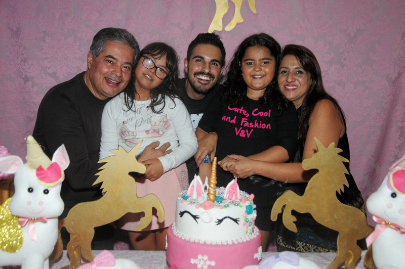 O deputado Marcus Pestana e o coordenador de administração da Universo, Vicente Fortuna 4 As aniversariantes Luísa e Alícia com o irmão Bruno e os pais Diógenes Martins e Elisângela Campos, no Villa Fest Foto: Andréa Ottoni