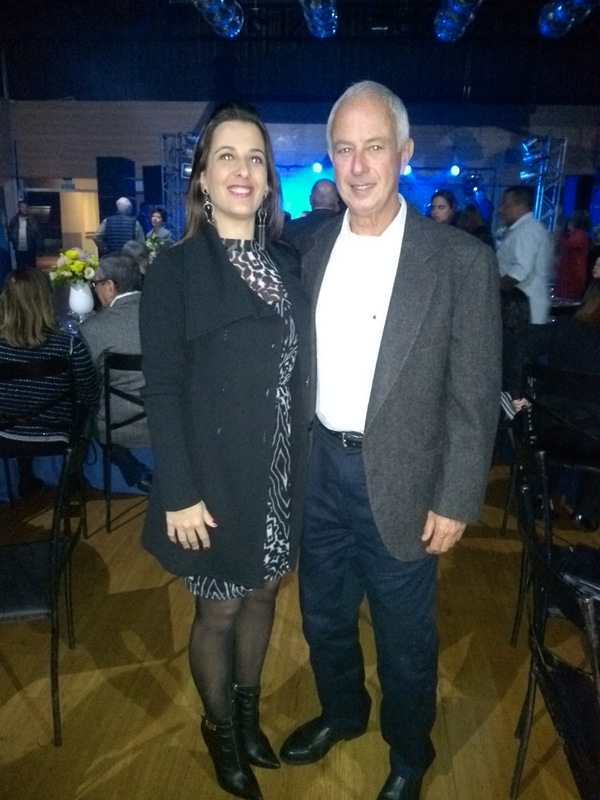 Ivone e Maurício Leitão com o presidente Edson de Almeida Júnior e Lúcia Castro na AABB 3 Também na noite, Andréa com o pai Hugo Renault