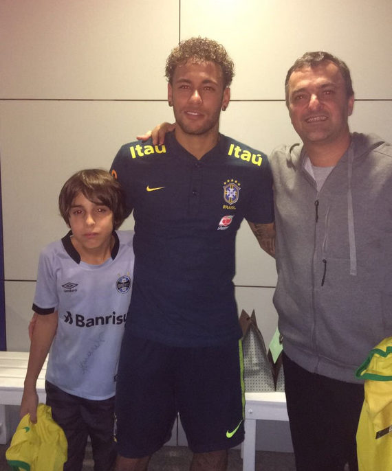 O deputado Marcus Pestana e o coordenador de administração da Universo, Vicente Fortuna 3 Iuri Girardi e o filho João assistiram ao treino da Seleção, na Granja Comary, com direito a 'flash' com o craque Neymar