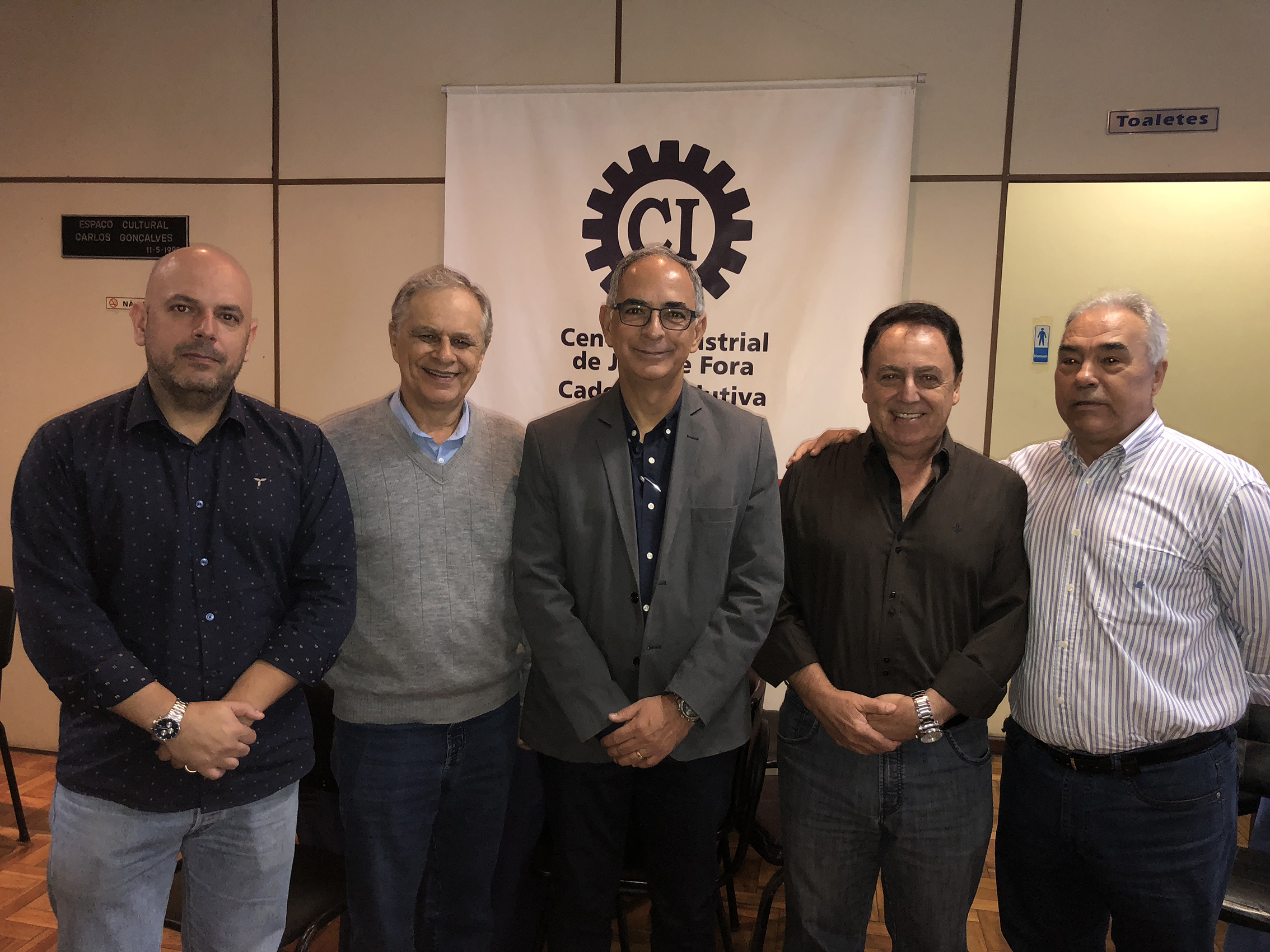 Wesley Safadão foi recebido por Rafaela Alvim no novo Hangar Comandante Alvim, antes do show que o cantor fez em Barbacena 2 O prefeito Antônio Almas ladeado por Tadeu Monteiro de Barros, o presidente do Centro Industrial, Leomar Delgado; o presidente do Sinduscon, Aurélio Marangon e João Matos, idealizador do Fórum de Desenvolvimento Econômico