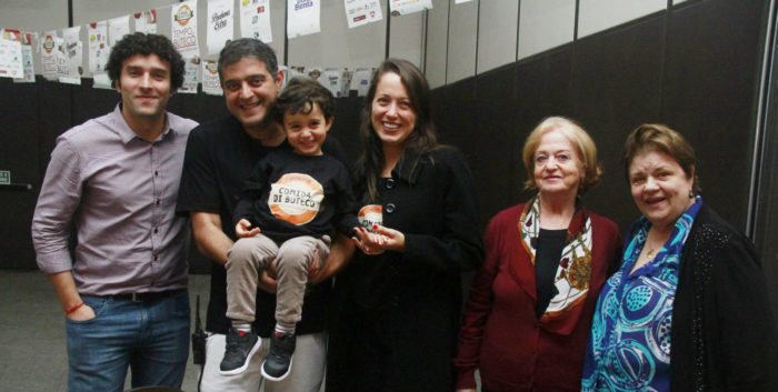 Meirinha Tostes e Elsimar Mendes Campos, do Bar do Torresmo 3 Felipe Pereira, Toninho Simão (com Christiane Chaves e o filho Raphael), Terezinha Chaves e Glair Simão, na festa “Saideira” do Comida di Buteco, no Gran Victory Foto: Júnior Faria