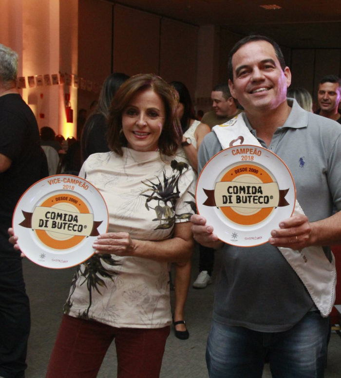 Meirinha Tostes e Elsimar Mendes Campos, do Bar do Torresmo 2 Meirinha Tostes (Bar do Bené - segundo lugar ) e Elsimar Mendes Campos, do Bar do Torresmo - o grande campeão de 2018 com o prato "moelinha à moda de buteco” Foto: Júnior Faria
