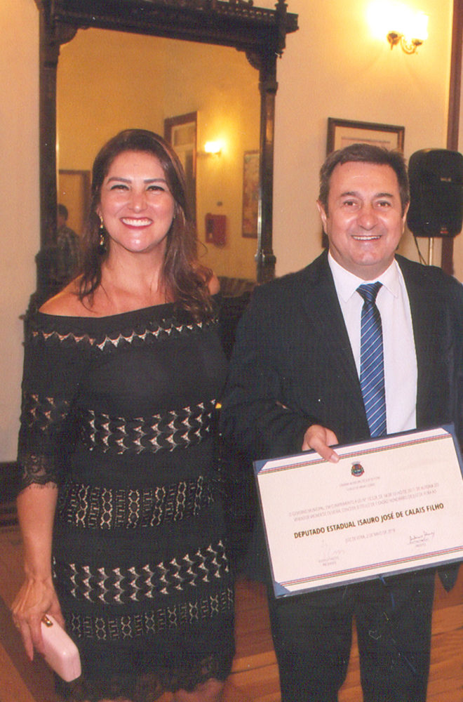 A arte como formadora do senso crítico e cidadão 3 Cidadão honorário Ex-vereador por cinco mandatos e presidente da Câmara quatro anos, quando também chegou a ocupar o cargo de prefeito por uma semana, o deputado Isauro Calais (clicado com Norma Affonso) foi homenageado com o título de cidadão honorário, por iniciativa de Vagner de Oliveira. Mineiro de Miraí, há 37 anos ele mora em Juiz de Fora e fez questão de destacar em sua saudação que "sempre estive integrado a esta sociedade. Meus esforços me conduziram para tornar-me um cidadão ativo e participante”. Foto: Jairo’s