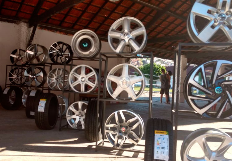 Aficionados por rodas se reúnem em evento de carros modificados 2 Rodas 02