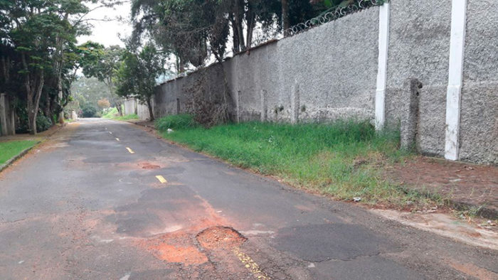 Mato alto e buraco atrapalham motoristas e pedestres no Parque Jardim da Serra 1 VU Jardim da Serra