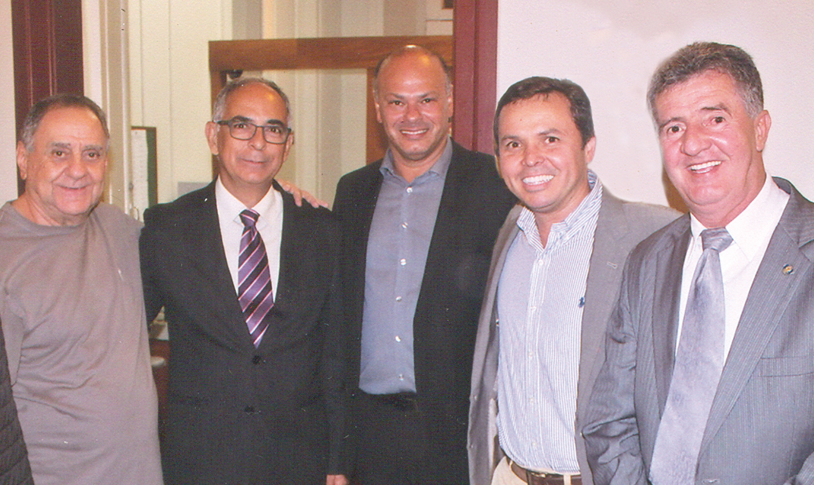 Shirlei Ramos Rabelo, Ana Beatriz Alipaz de Andrade, a secretária de Educação, Denise Vieira Franco e Martha Schmidt Passos de Souza na assinatura do contrato da AcelorMittal com o JF Vôlei 2 José Carlos (Zé Kodak) Passos, o prefeito Antônio Almas, Cláudio Ferreira da Silva, André Zatorre e o vereador Luiz Otávio (Pardal) Coelho clicados na Câmara Foto: Jairo's