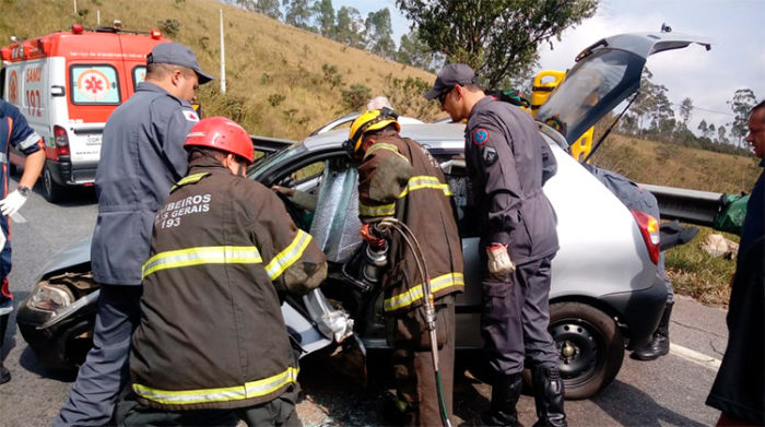 Carros batem e deixam três pessoas feridas na BR-265 1 acidente 265 bombeiros barbacena 1