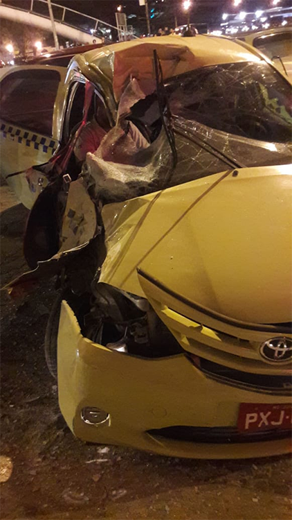 Táxi bate em poste e atropela criança no Manoel Honório 1 acidente gt2