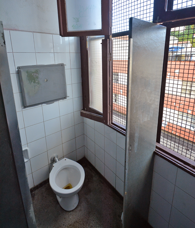 Prédio tombado da Escola Normal se deteriora sem previsão de obra 2 banheiro marcelo