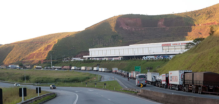 Mais de 150 caminhões parados no trecho da BR-040 em Juiz de Fora 1 caminhao fernando 1