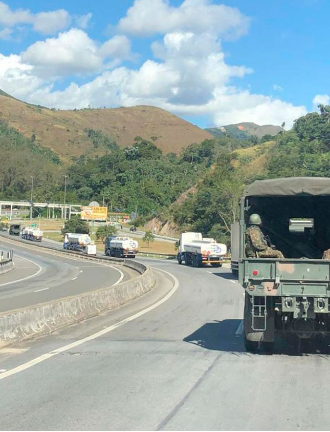 Prefeito anuncia novos comboios para abastecimento em Juiz de Fora 2 caminhoes exercito 2